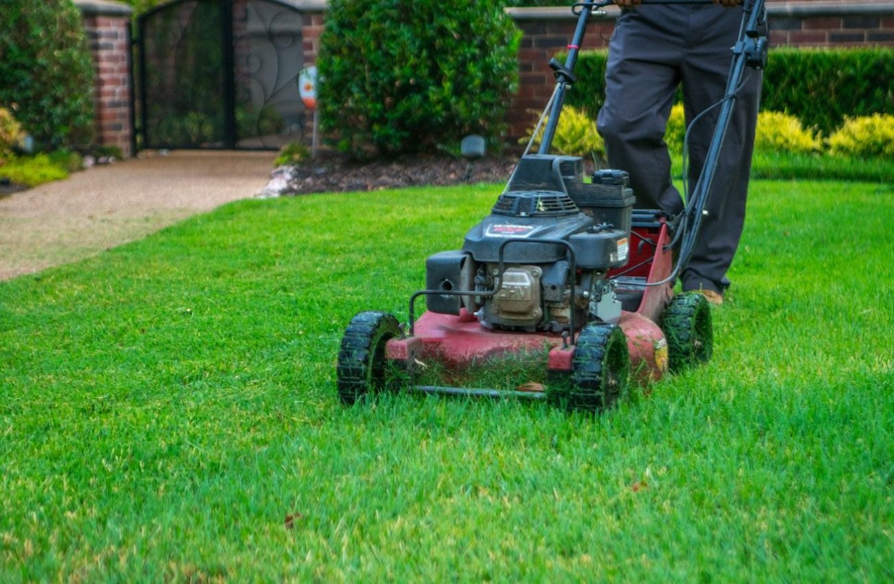 grassperson-crew-lawn-mowing-3